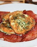 Гренки с сыром и яйцом на сковороде