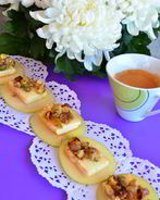 Канапе Француженка из яблок, сыра и орехов