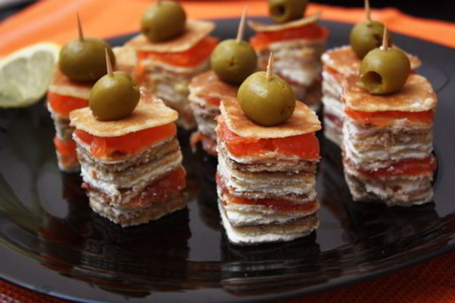 Рецепт канапе из блинов на шпажках