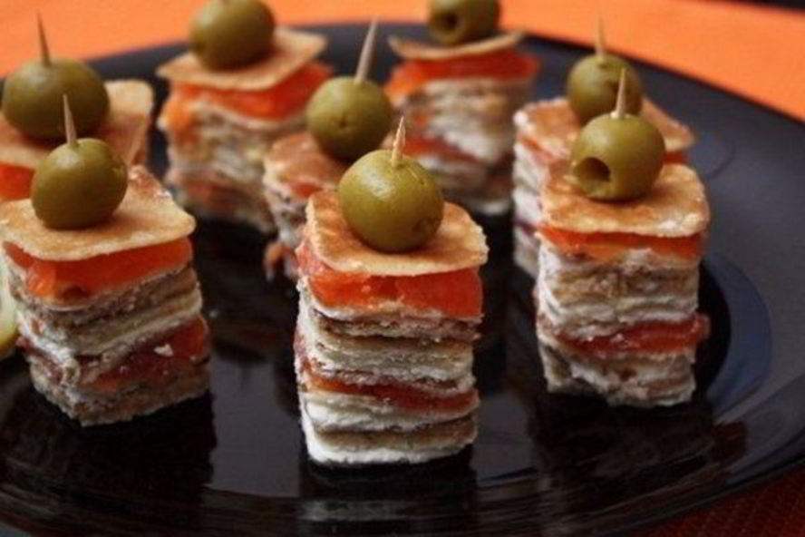 Рецепт канапе из блинов с лососем на шпажках
