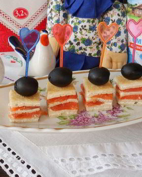 Канапе с блинами и семгой