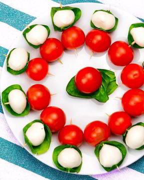 Канапе с черри и моцареллой