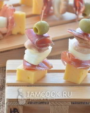 Канапе с хамоном, грибами и сыром