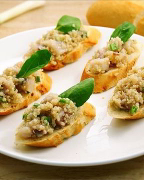 Канапе с киноа и сельдью