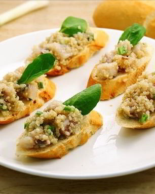 Канапе с киноа и сельдью