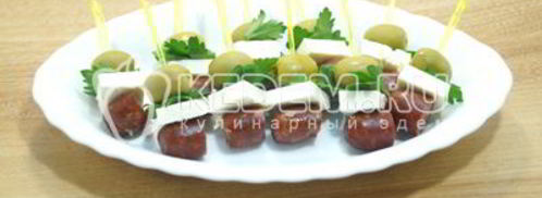 канапе с копчеными колбасками. Шаг 5