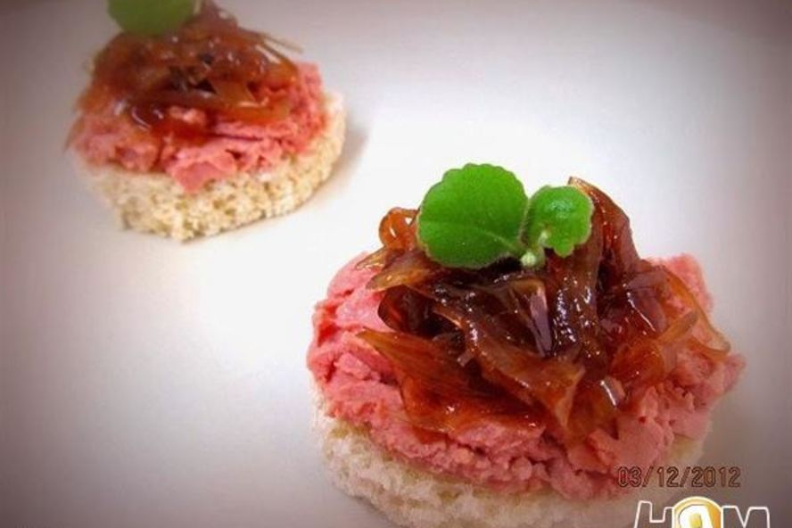Рецепт канапе с куриным паштетом и луковым конфитюром