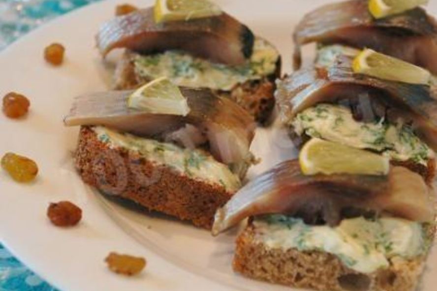 Рецепт канапе с селедкой и черным хлебом на шпажках