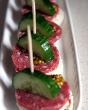 Канапе с сервелатом и свежим огурцом