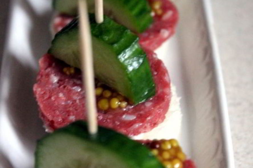 Рецепт канапе с сервелатом и свежим огурцом