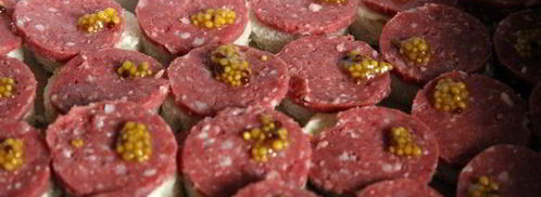 канапе с сервелатом и свежим огурцом. Шаг 3