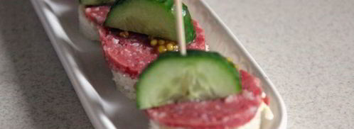 канапе с сервелатом и свежим огурцом. Шаг 5