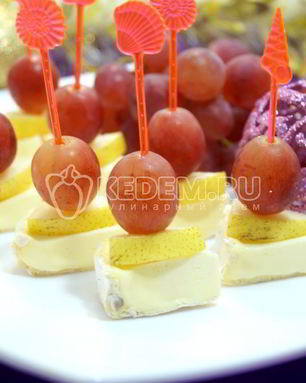 Канапе с сыром и виноградом