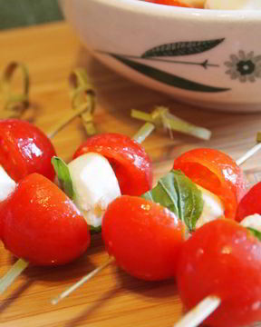 Канапе с сыром моцарелла