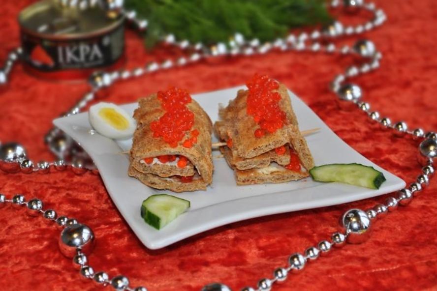 Рецепт простых канапе с сыром огурцом и икрой из хлебцев