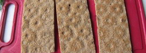 простые канапе с сыром огурцом и икрой из хлебцев. Шаг 2