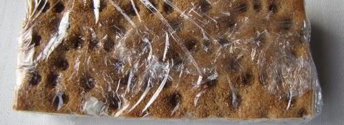 простые канапе с сыром огурцом и икрой из хлебцев. Шаг 4