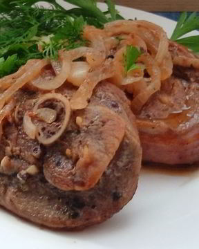 Медальоны из голени индейки, маринованные в ягодном соке