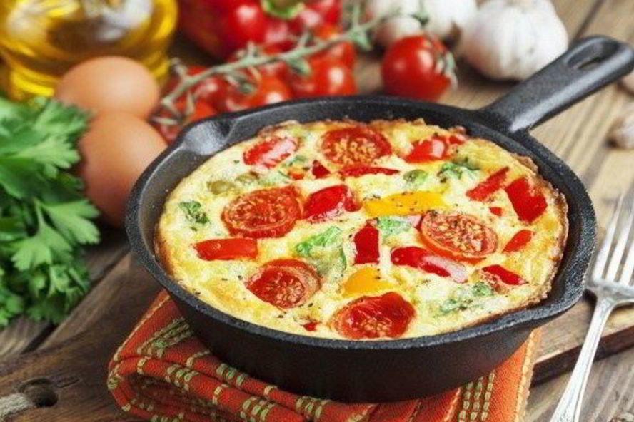 Рецепт омлета с болгарским перцем, грибами, помидорами и грудинкой