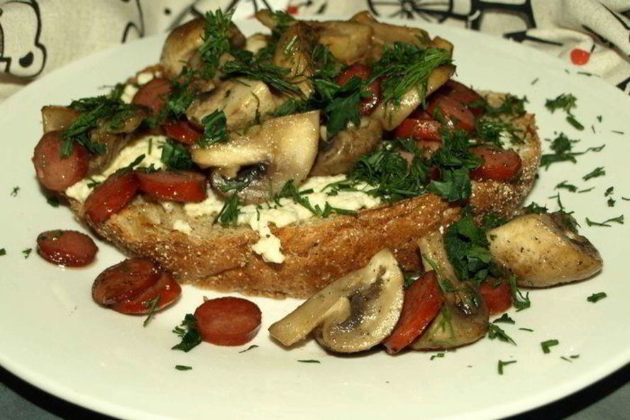 Рецепт омлета с грибами и охотничьими колбасками