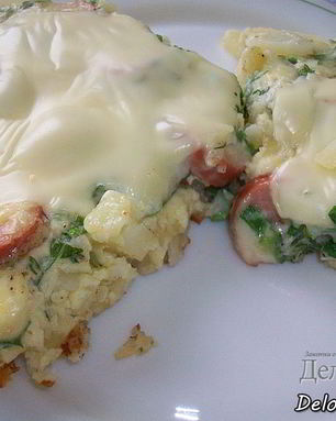 Омлет с картошкой, сосисками, зеленью и плавлеными сырками в духовке