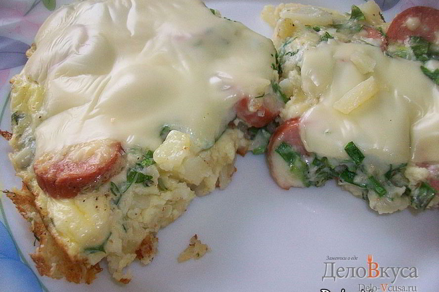 Рецепт омлета с картошкой, сосисками, зеленью и плавлеными сырками в духовке