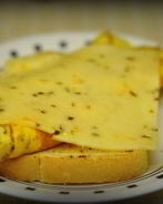 Омлет с хлебом и сыром