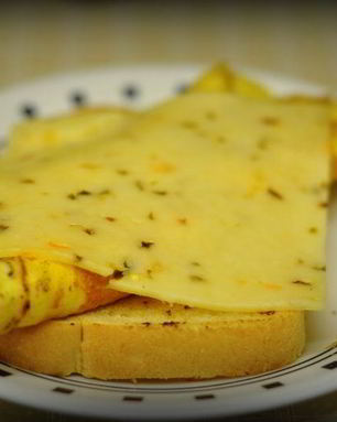 Омлет с хлебом и сыром