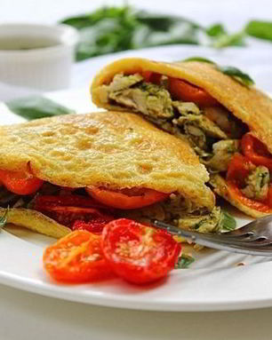 Омлет с курицей и помидорами