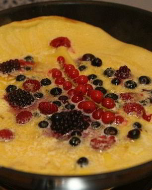 Сладкий ванильный омлет с ягодами