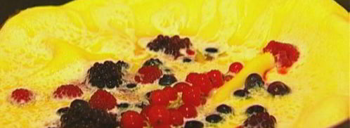 сладкий ванильный омлет с ягодами. Шаг 4