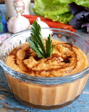 Паштет из нута с вялеными томатами и маринованным огурчиком