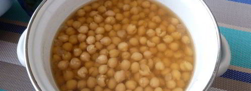 паштет из нута с вялеными томатами и маринованным огурчиком. Шаг 2