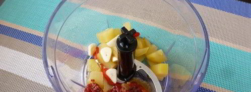 паштет из нута с вялеными томатами и маринованным огурчиком. Шаг 3