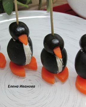 Пингвины из маслин, фаршированные мягким сыром