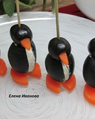 Пингвины из маслин, фаршированные мягким сыром