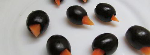 пингвины из маслин, фаршированные мягким сыром. Шаг 3