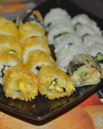 Горячие роллы в панировочных хлопьях