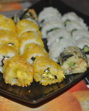 Горячие роллы в панировочных хлопьях