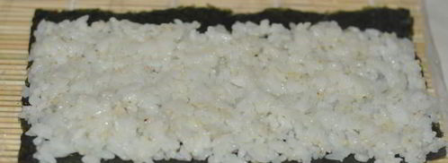 горячие роллы в панировочных хлопьях. Шаг 2