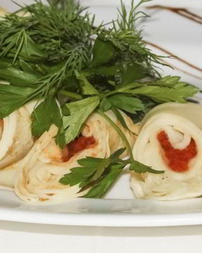 Нежные роллы из блинов и красной икры