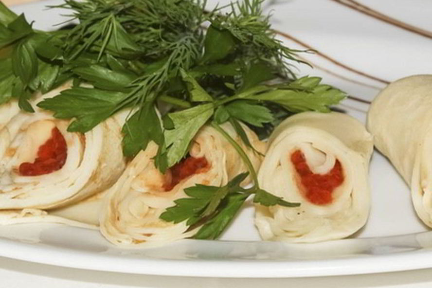 Рецепт нежных роллов из блинов и красной икры