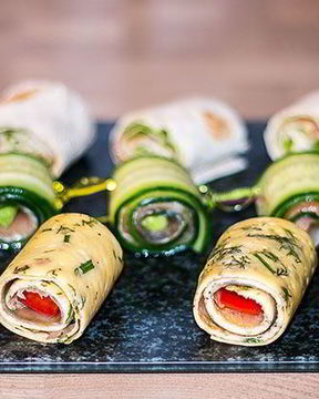 Простые роллы с лососем к праздничному столу