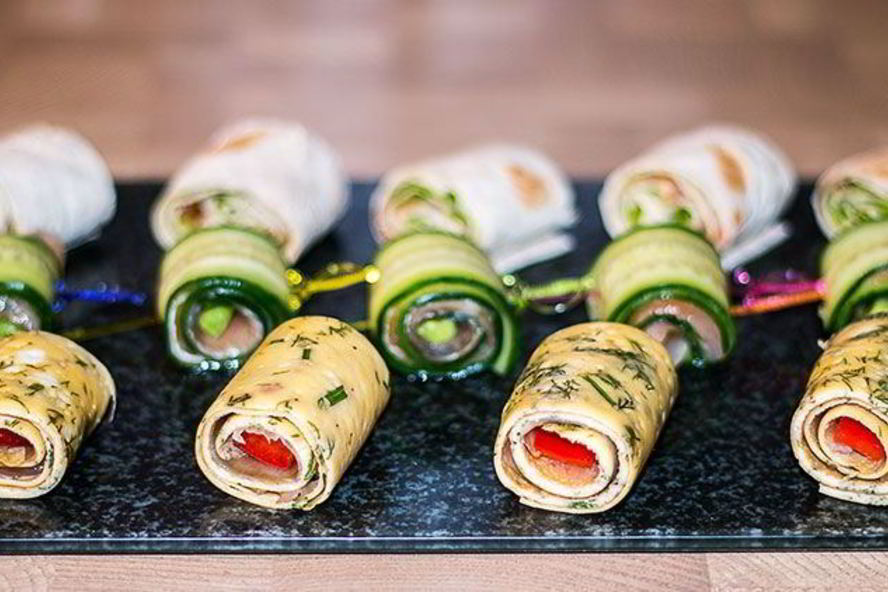 Рецепт простых роллов с лососем к праздничному столу