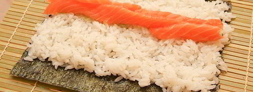 роллы с креветками, чукой и лососем. Шаг 3