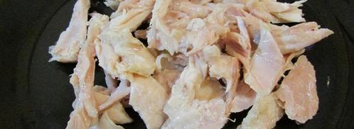 роллы с яичных блинчиков с курицей и салатом. Шаг 11