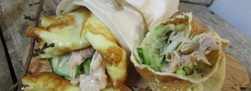 роллы с яичных блинчиков с курицей и салатом. Шаг 13