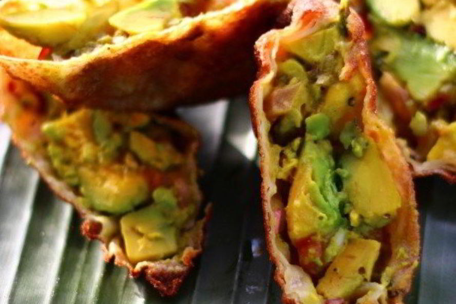 Рецепт яичного ролла с авокадо и зеленью