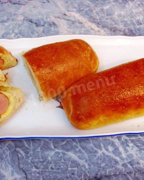 Рулет из кабачка и сосиски в дрожжевом тесте