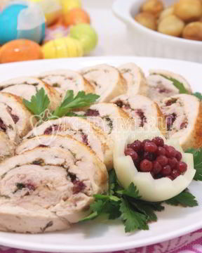 Куриный рулет с укропом и брусникой